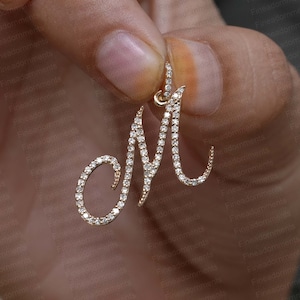 Colgante de oro sólido de 14 k Pave Diamond Inicial M Colgante Joyería de San Valentín Letra del alfabeto Joyería fina hecha a mano Unisex Regalo de Pascua 23X15 MM