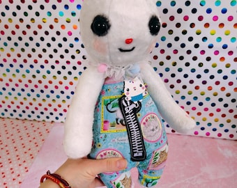 Gatinho branco de pelúcia, brinquedo de abraço colecionável.