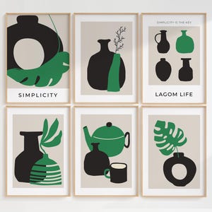 Pode incluir: Conjunto de seis impressões de arte minimalistas com vasos pretos e verdes, folhas e texto. As impressões têm um fundo bege e são emolduradas em madeira. O texto nas impressões diz "Simplicity", "Lagom Life" e "Simplicity is the key".