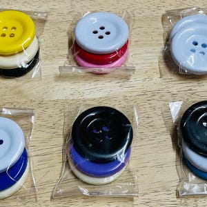 Lote de 3 BOTONES GIGANTES - Botones enormes - Botones redondos - Fabricación de tarjetas, Diarios de chatarra, Suministros de costura y manualidades - Colores magníficos