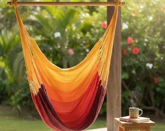 Silla hamaca de macramé en tonos cálidos • Asiento colgante estilo bohemio • Hecho a mano en Uganda • Hamaca tejida para interiores y exteriores • Silla portátil y resistente