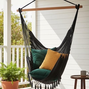 Silla hamaca impermeable negra con borlas • Silla colgante ligera de 816 gramos • Asiento columpio para interiores y exteriores • Decoración bohemia • Hecha a mano en Uganda
