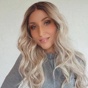 EVERYONE&#39;S BUSINESS 22&quot; Premium Lace Front Heat-resistant Fibre Wig. Bright Blonde with 2&quot; Dark Blonde Root Melt