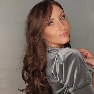 FUTURE WAVES 22” Premium Heat-resistant Fibre Wig w Curtain Bangs. Reddish Golden Brunette. Small to Large Adjustable Cap