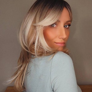 BANGIN&#39; BABE 16&quot; Premium Heat-resistant Fibre Wig&#39;. Adjustable small to large cap. Blonde with dark blonde root melt. 130% density