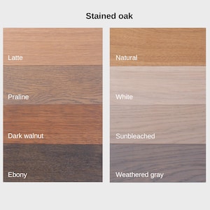 K&ouml;nnte beinhalten: Eine Farbpalette mit dem Titel Stained oak, die acht Holzmaserungsmuster zeigt, beschriftet mit Latte, Praline, Dark walnut, Ebony, Natural, White, Sunbleached und Weathered gray. Jedes rechteckige Muster zeigt eine eigene Holzbeize.