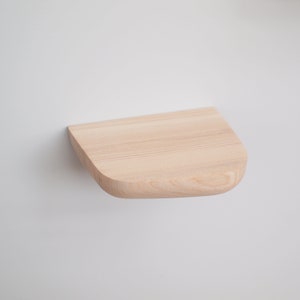 Hölzernes schwebendes Regal, kleines Holz Wandregal, Mini Holzregal, Ausstellungsregal, Regal für Pflanzen & Dekor, Housewarminggeschenk (mod.5, ord) Ash
