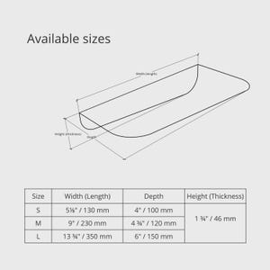 K&ouml;nnte beinhalten: Eine technische Strichzeichnung eines rechteckigen Tabletts mit abgerundeten Ecken, beschriftet mit Available sizes. Eine Tabelle listet die Ma&szlig;e f&uuml;r die Gr&ouml;&szlig;en S, M und L auf, mit Breiten von 130 mm, 230 mm und 350 mm, Tiefen von 100 mm, 120 mm und 150 mm sowie einer H&ouml;he von 46 mm.