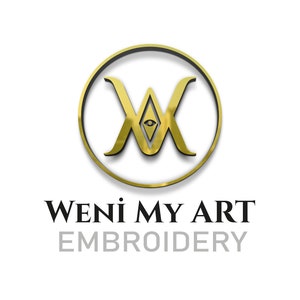 Pu&ograve; includere: Un logo dorato con le lettere "WENI" e "MY ART EMBROIDERY" in testo nero sotto il logo. Il logo presenta una "W" stilizzata con un occhio all'interno della lettera.