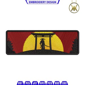 Peut inclure: Patch brodé représentant une silhouette de samouraï debout dans un coucher de soleil rouge et jaune, avec une porte torii japonaise traditionnelle en arrière-plan.