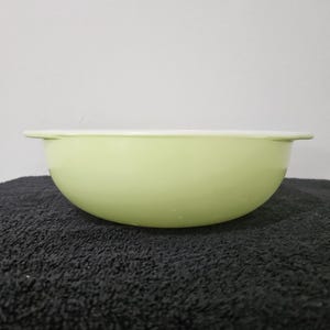 Pyrex 024 2Qt Lime Round Covered Casserole Dish