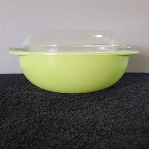 Pyrex 024 2Qt Lime Round Covered Casserole Dish
