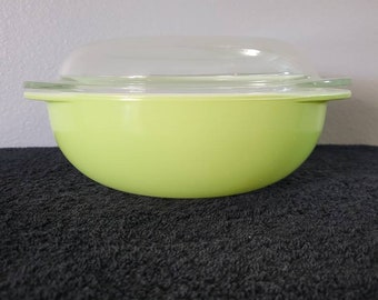 Pyrex 024 2Qt Lime Round Covered Casserole Dish