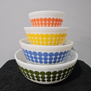 Pyrex Dot Mixing Bowl Set