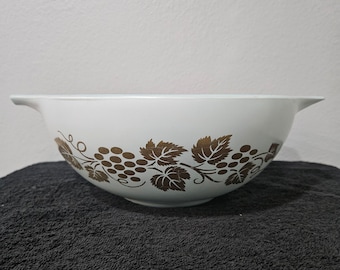 Pyrex Promo Golden Grapes Chip & Dip 444 4Qt. Cinderella Bowl