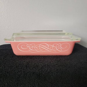 Pyrex Promo Pink Scroll 575 Space Saver Casserole Dish