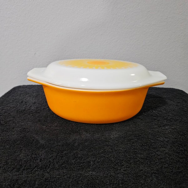 Pyrex Daisy 043 1.5 Qt. Oval Casserole Dish