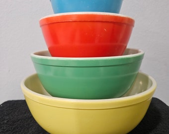 Pyrex Early Primary Mixing Bowl Set