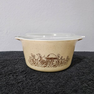 Pyrex Forest Fancies 473 Round Casserole Dish