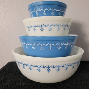 Pyrex Snowflake Blue Garland Mixing Bowl Set