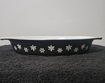 Pyrex Snowflake on Black 063 Divided Serving Dish