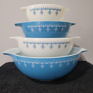 Pyrex Snowflake Blue Garland Cinderella Mixing Bowl Set