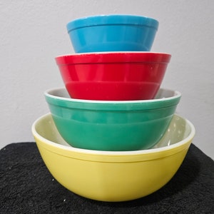 Pyrex Primary Mixing Bowl Set