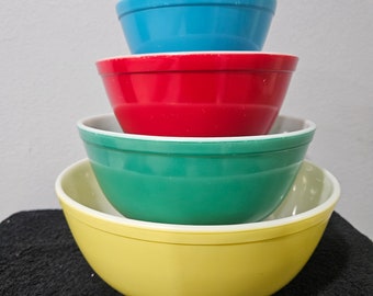 Pyrex Primary Mixing Bowl Set