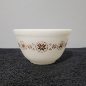 Pyrex Town & Country Stamp Program 401 Mixing Bowl