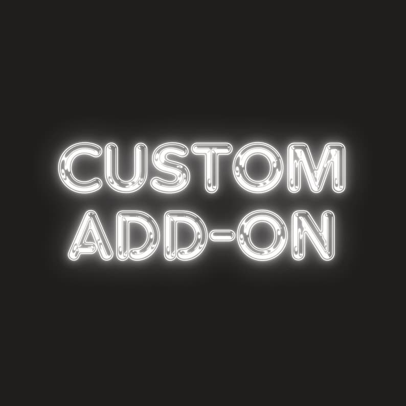 K&ouml;nnte beinhalten: Wei&szlig;es Neon-Schild mit dem Text "CUSTOM ADD-ON" in einer fetten, umrandeten Schrift.