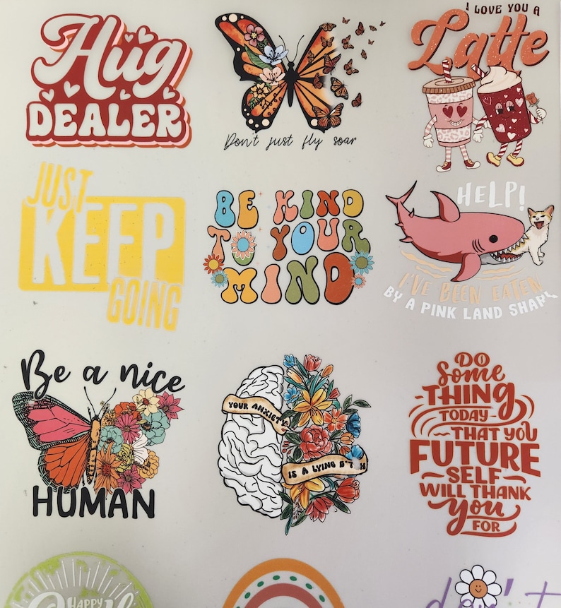 Puede incluir: Una colecci&oacute;n de pegatinas coloridas con varios dise&ntilde;os y texto. Los dise&ntilde;os incluyen mariposas, tazas de caf&eacute;, un tibur&oacute;n y frases como "Hug Dealer", "Be Kind to Your Mind" y "Do Something Today."