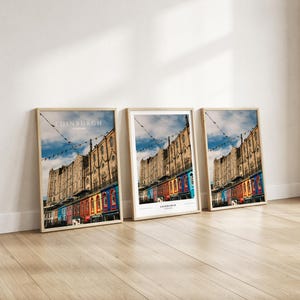 Può includere: Tre stampe incorniciate di una scena di strada a Edimburgo, in Scozia. Le stampe presentano una fila di edifici colorati sotto un cielo blu nuvoloso. Il testo "EDINBURGH" è stampato nella parte superiore e inferiore delle cornici.