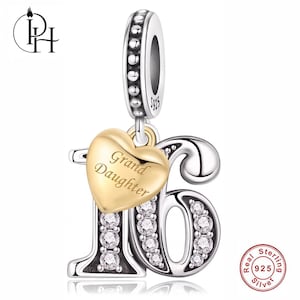 Può includere: Un charm in argento sterling a forma di numero 16, incastonato con pietre trasparenti, e un piccolo ciondolo a cuore color oro con l'incisione Grand Daughter. Il charm presenta un occhiello perlato con il marchio S925 per l'autenticità.