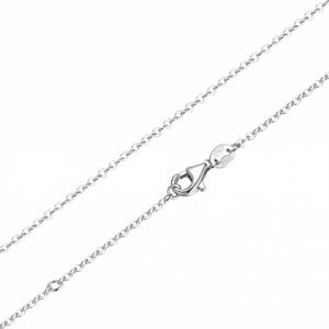 Op de afbeelding: Een fijne zilveren ketting met een karabijnsluiting. De ketting is gemaakt van kleine, onderling verbonden schakels. De sluiting is een veilig, functioneel ontwerp. De ketting is een eenvoudig, elegant sieraad.