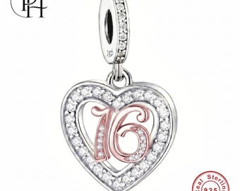 Può includere: Un ciondolo a forma di cuore in argento con il numero 16 in tonalità oro rosa al centro. La cornice del cuore e il numero 16 sono incastonati con piccole pietre trasparenti. Il ciondolo include una contromaglia con marchio S925, argento sterling.