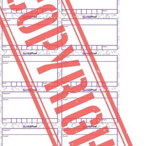 Peut inclure: Une feuille de jeu blanche avec plusieurs sections rectangulaires pour les questions, les réponses, les scores et les noms. La feuille a une bordure violette et le texte "Quirk&Pixel" est visible. Un grand tampon rouge recouvre la feuille.