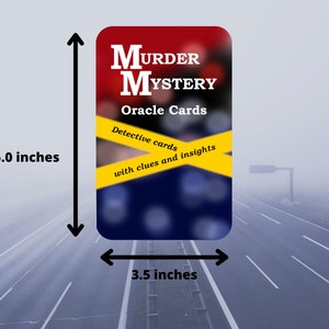 Może przedstawiać: Czerwono-niebieska karta z tekstem "MURDER MYSTERY Oracle Cards" i "Detective cards with clues and insights". Karta ma wymiary 12,7 cm x 8,9 cm.