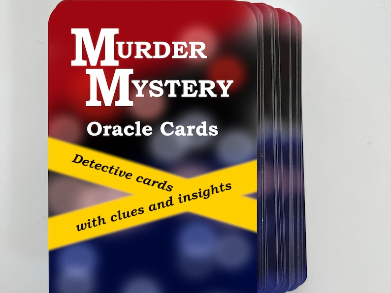 Może przedstawiać: Talia kart Oracle Murder Mystery w czerwono-czarnym kolorze z ż&oacute;łtymi akcentami. Karty zawierają tekst "Murder Mystery Oracle Cards" i "Detective cards with clues and insights".