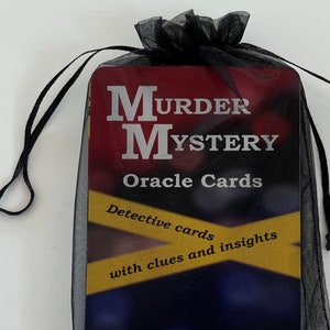 Może przedstawiać: Czarna torba ze sznurkiem do ściągania zawierająca talię kart Oracle Murder Mystery. Karty są czerwone, ż&oacute;łte i niebieskie z tekstem "Murder Mystery Oracle Cards" i "Detective cards with clues and insights".