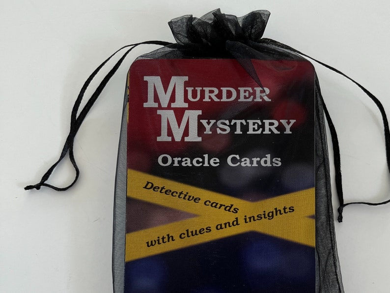 Może przedstawiać: Czarna torba ze sznurkiem do ściągania zawierająca talię kart Oracle Murder Mystery. Karty są czerwone, ż&oacute;łte i niebieskie z tekstem "Murder Mystery Oracle Cards" i "Detective cards with clues and insights".