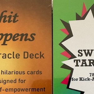 PACOTE DE DESCONTO Juro Tarot e Merda Acontece. Esses dois baralhos funcionam juntos ou separadamente, fornecendo orientação precisa para todas as áreas da vida.