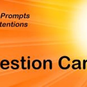 Könnte beinhalten: Ein Satz von 44 Fragenkarten mit einem leuchtend orangefarbenen und gelben Hintergrund. Der Text auf den Karten lautet "44 Powerful Prompts for Divine Intentions" und "Question Cards".