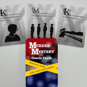 Może przedstawiać: Zestaw kart orakulum do gier w mordercze tajemnice. Karty są czerwone, białe i czarne z nadrukiem "Murder Mystery Oracle Cards" na przodzie. Tył kart jest szary z czarnymi sylwetkami i tekstem.