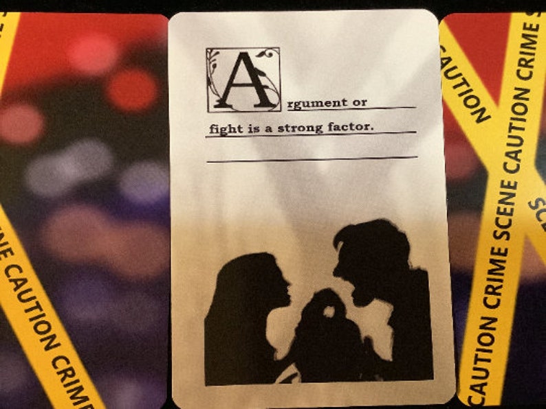 Może przedstawiać: Karta z sylwetką kł&oacute;cącej się pary. Karta zawiera literę "A" w ozdobnym kroju pisma i tekst "argument or fight is a strong factor."