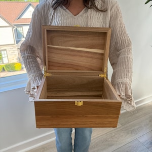 Caja de recuerdos grande de madera: Caja de recuerdos teñida con tapa abatible. imagen 5