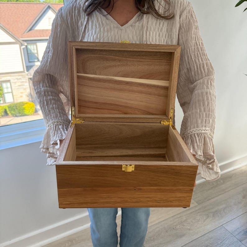 Caja de recuerdos grande de madera: Caja de recuerdos teñida con tapa abatible. imagen 5