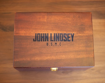 Caja de recuerdos personalizada color nogal: Caja de recuerdos grabada en madera de acacia