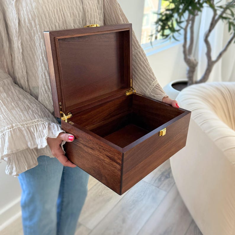 Caja de recuerdos grande de madera: Caja de recuerdos teñida con tapa abatible. imagen 2