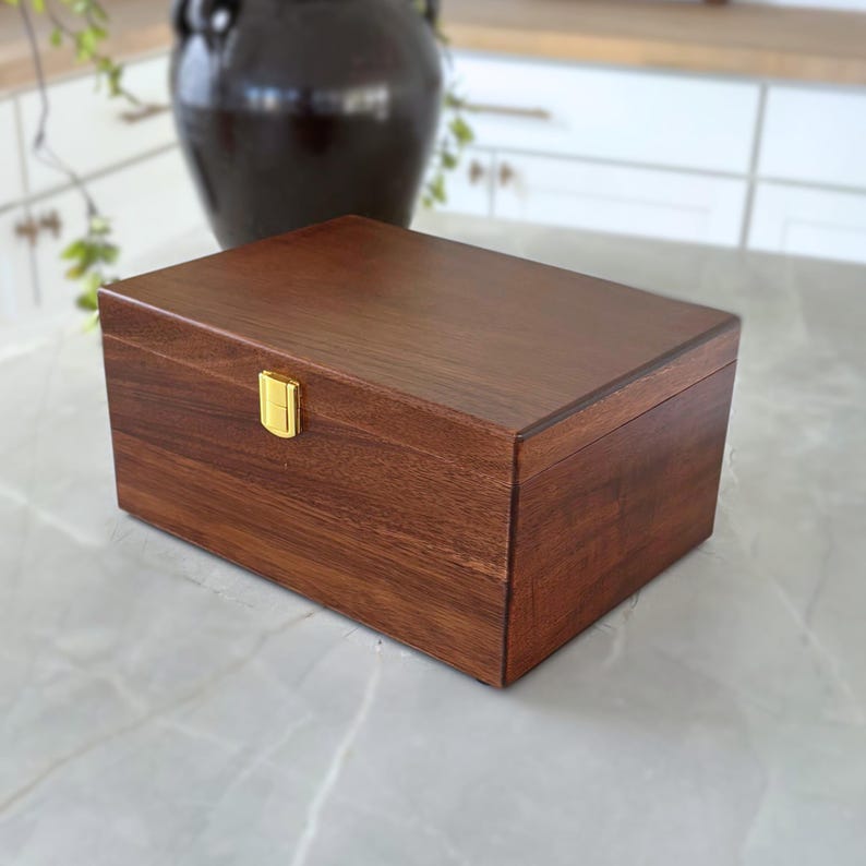 Caja de recuerdos grande de madera: Caja de recuerdos teñida con tapa abatible. imagen 9