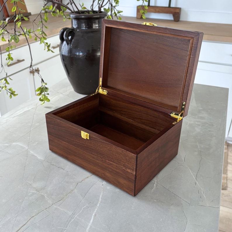 Caja de recuerdos grande de madera: Caja de recuerdos teñida con tapa abatible. imagen 10